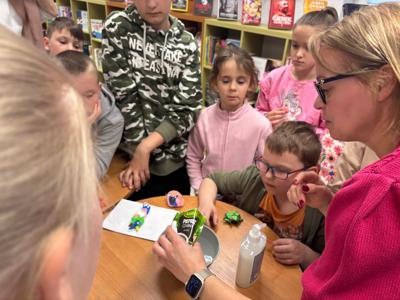 Spotkanie w bibliotece z uczniami promujące czytelnictwo