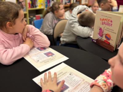 Spotkanie w bibliotece z uczniami promujące czytelnictwo