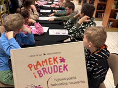 Spotkanie w bibliotece z uczniami promujące czytelnictwo