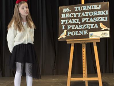 dziewczynka  recytuje wiersz