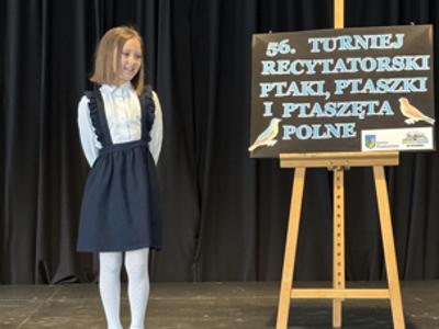 dziewczynka  recytuje wiersz