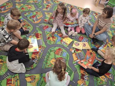 pani bibliotekarka czyta dzieciom książki
