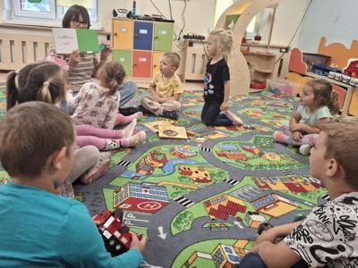 pani bibliotekarka czyta dzieciom książki