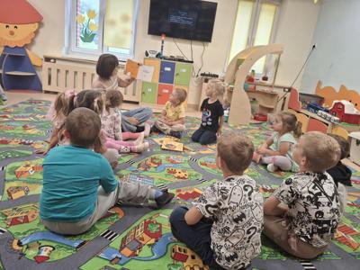 pani bibliotekarka czyta dzieciom książki