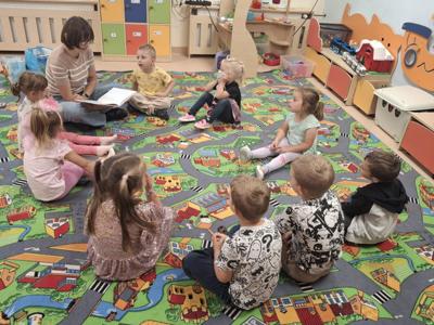pani bibliotekarka czyta dzieciom książki