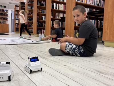zajęcia w bibliotece z robotyki z udziałem dzieci