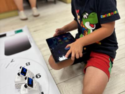 zajęcia w bibliotece z robotyki z udziałem dzieci