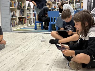 zajęcia w bibliotece z robotyki z udziałem dzieci