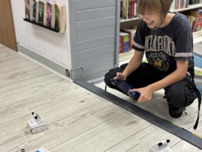 zajęcia w bibliotece z robotyki z udziałem dzieci
