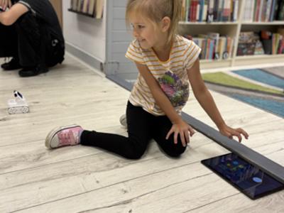 zajęcia w bibliotece z robotyki z udziałem dzieci