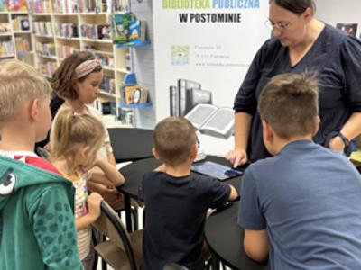zajęcia w bibliotece z robotyki z udziałem dzieci