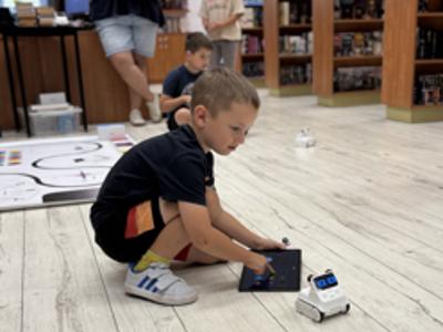 zajęcia w bibliotece z robotyki z udziałem dzieci