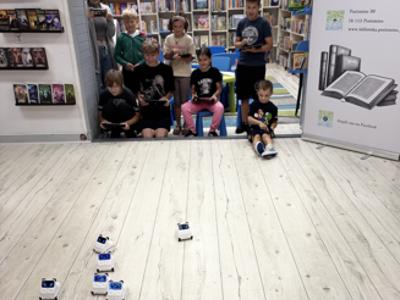 zajęcia w bibliotece z robotyki z udziałem dzieci