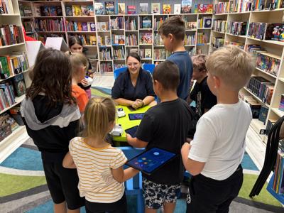 zajęcia w bibliotece z robotyki z udziałem dzieci