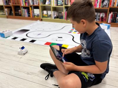 zajęcia w bibliotece z robotyki z udziałem dzieci