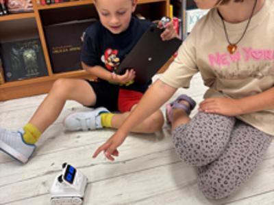 zajęcia w bibliotece z robotyki z udziałem dzieci