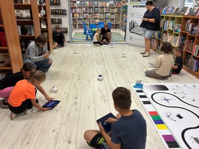 zajęcia w bibliotece z robotyki z udziałem dzieci