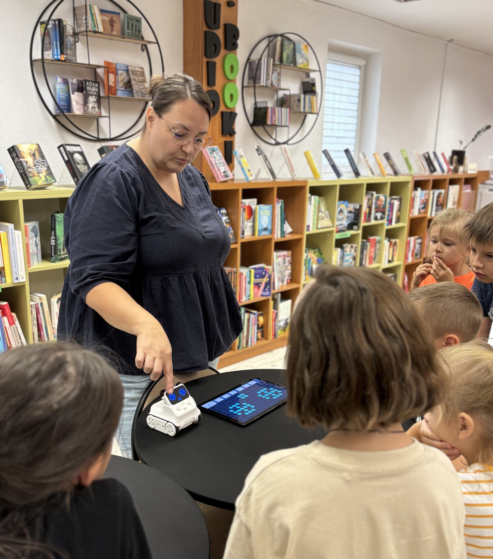 zajęcia w bibliotece z robotyki z udziałem dzieci
