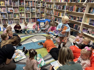 wizyta przedszkolaków w bibliotece