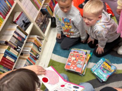 zajęcia dla dzieci promujące czytelnictwo w bibliotece