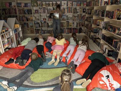 zajęcia dla dzieci promujące czytelnictwo w bibliotece