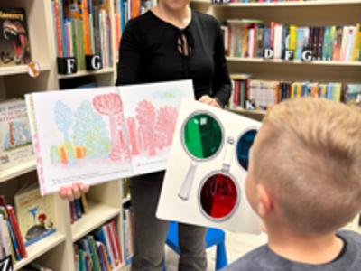 zajęcia dla pierwszoklasistów w bibliotece promujące czytelnictwo