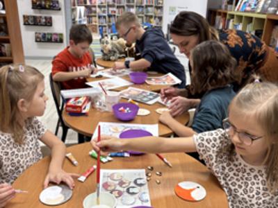dzieci malują zwierzęta na okrągłych deskach