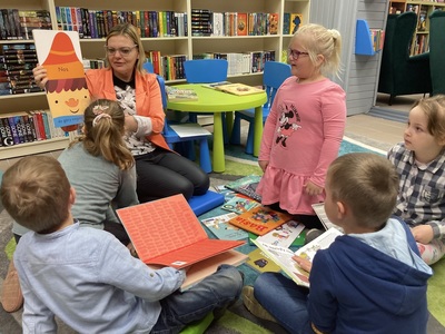bibliotekarka prezentuje książki dzieciom