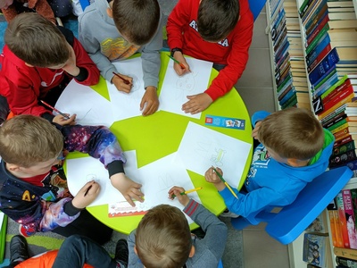 dzieci rysują na kartce