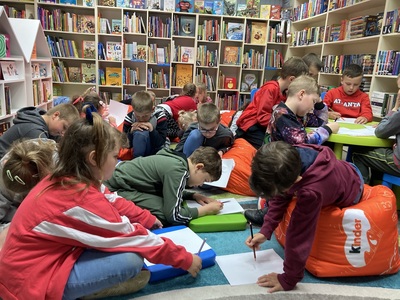 Dzieci malują zawartość kieszonki