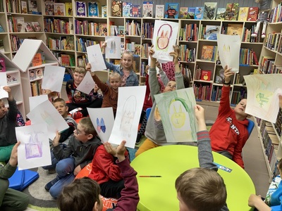 dzieci prezentują swoje namalowane prace