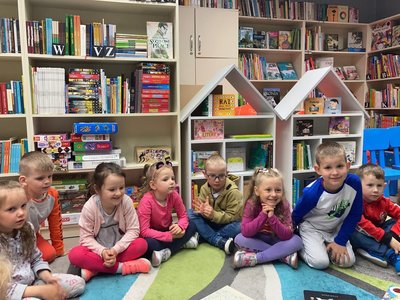 Dzieci siedzące na dywanie w bibliotece