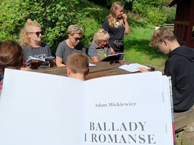 głośne czytanie ballad i romansów