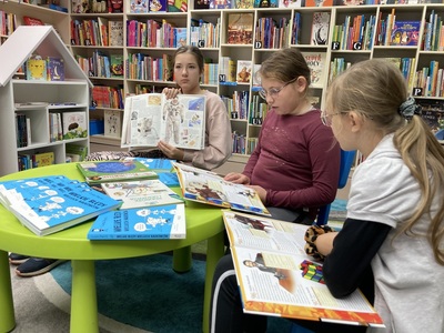 Dziewczynki czytające książki przy stoliku