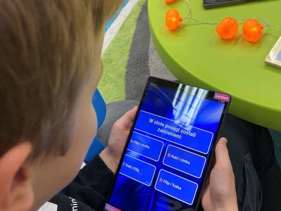Chłopiec z tabletem