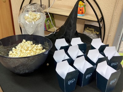 Stolik z popcornem