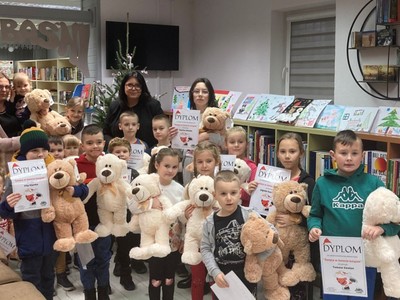uczestnicy konkursu z nagrodami- pluszowymi misiami