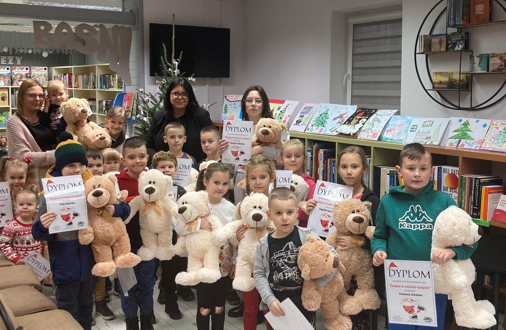 uczestnicy konkursu z nagrodami- pluszowymi misiami