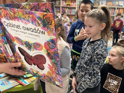 dziewczynka z książką