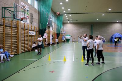 Mężczyzna rzucający piłką do kosza w hali widowiskowo-sportowej w Rakoniewicach