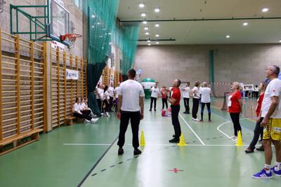 Mężczyzna rzucający piłką do kosza w hali widowiskowo-sportowej w Rakoniewicach