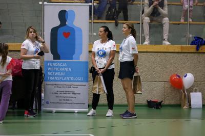 Trzy kobiety stoją z nagrodami 