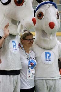 Kobieta pozująca z maskotkami Radia Poznań
