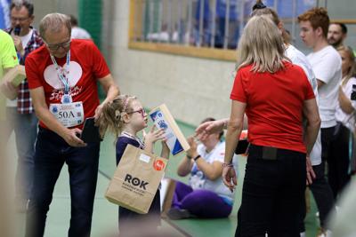 Dziewczynka odbierająca nagrodę  