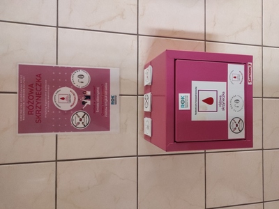 RÓŻOWA SKRZYNECZKA ZAWIESZONA W TOALECIE RAKONIEWICKIEGO OŚRODKA KULTURY