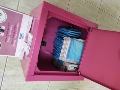 RÓŻOWA SKRZYNECZKA ZAWIESZONA W TOALECIE BIBLIOTEKI W RAKONIEWICACH