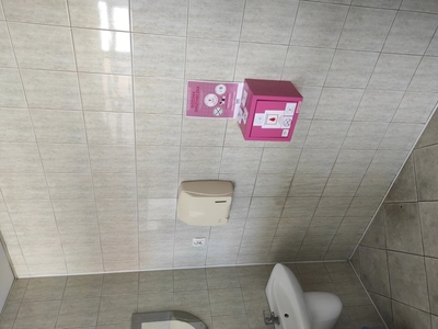 RÓŻOWA SKRZYNECZKA ZAWIESZONA W TOALECIE BIBLIOTEKI W RAKONIEWICACH