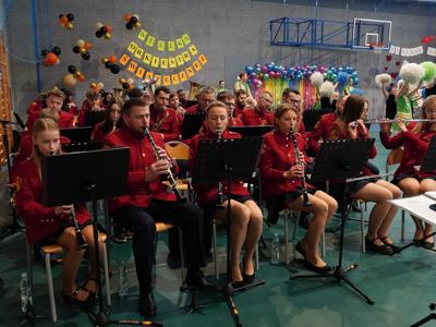 Członkowie Młodzieżowej Orkiestry Dętej z Rostarzewa grający na instrumentach 