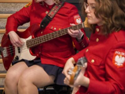 Członkini Młodzieżowej Orkiestry Dętej z Rostarzewa grająca na gitarze