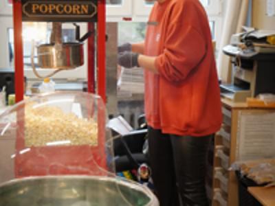 Pani obsługująca maszynę z popcornem